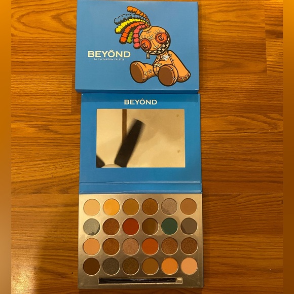 Beyond Shimmer & Matte Eyeshadow Palette 24 C - Picture 4 of 13